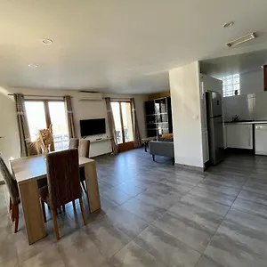 Hébergement de vacances Maison Spacieuse Avec Grand Jardin Et Parking à 20min De Lyon, Simandres